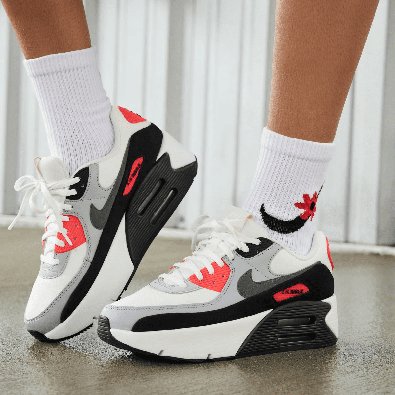 W AIR MAX 90 LV8　FD4328-100 24cm Amazon.com | Nike Air Max 90 LV8 Women's Shoes (FD4328-001